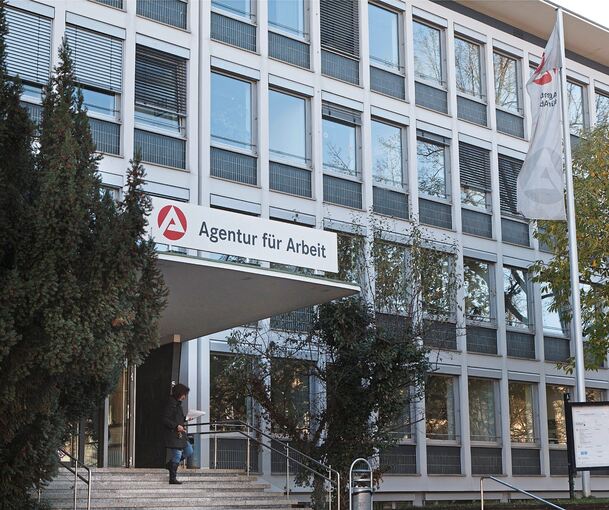 Unternehmen melden weniger offene Stellen – die Jugendarbeitslosigkeit steigt. Die Lage auf dem Arbeitsmarkt verschärft sich.