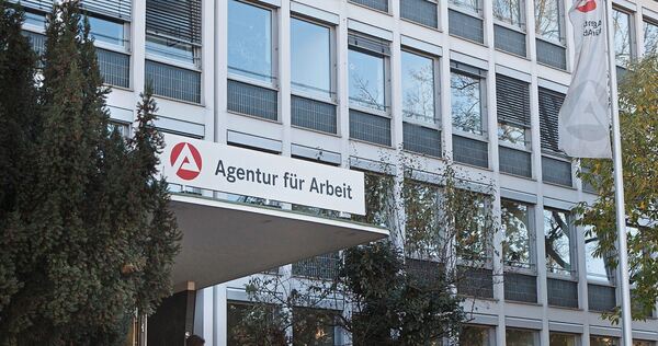 Unternehmen melden weniger offene Stellen – die Jugendarbeitslosigkeit steigt. Die Lage auf dem Arbeitsmarkt verschärft sich.