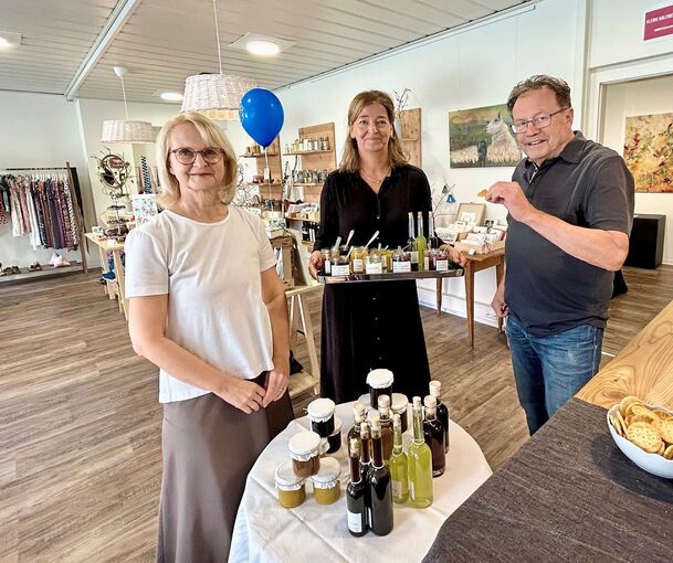 Sabine Wittig, Sabine Klotz und Jürgen Rabsch bei der Verkostung von Marmeladen, Chutneys und Senf.