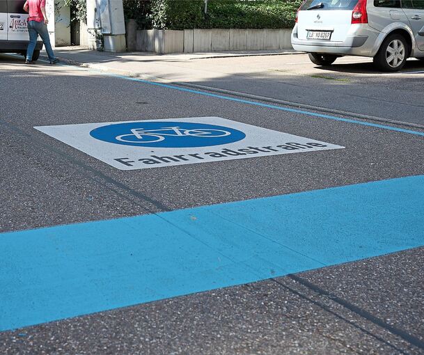 Die türkise Farbe signalisiert: Hier sind Farradfahrer bevorrechtigt.