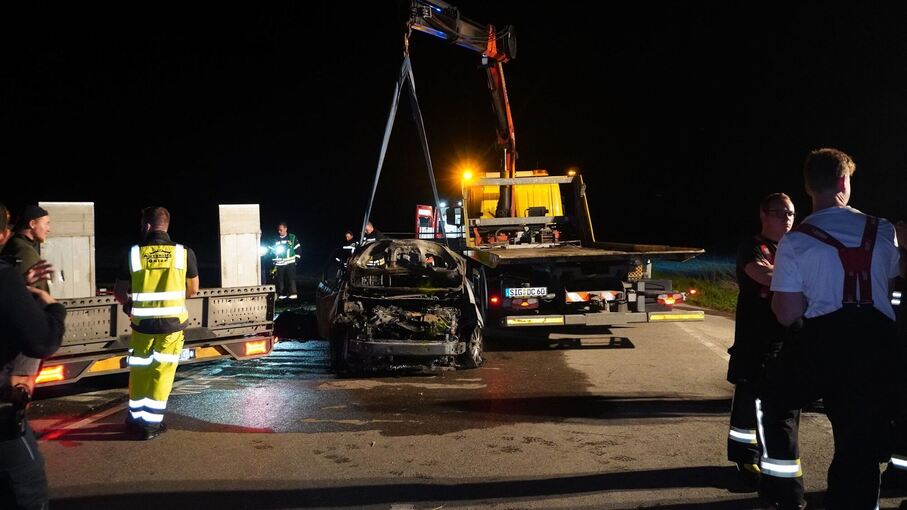 Auto brennt nach Unfall mit Motorrad voll aus