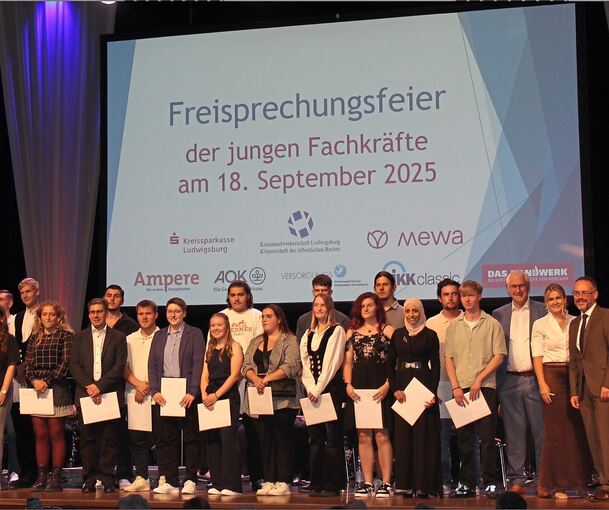 Bei der Besten-Ehrung mit den Belobigungs- und Preisträgern: Hauptgeschäftsführer Handwerkskammer Stuttgart Peter Friedrich (von rechts), Geschäftsführerin Kreishandwerkerschaft Nicole Ackermann und Kreishandwerksmeister Albrecht Lang.