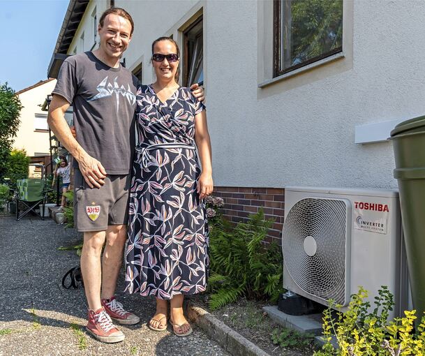 Marleen van Kampen und Ulrich Groß sind glücklich mit ihrer Split-Klimaanlage. Die Innentemperatur ist beim Kühlen wie beim Heizen bequem per Fernbedienung steuerbar.