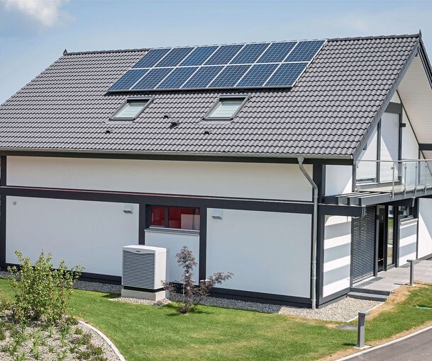 Idealfall: Den Strom für die Wärmepumpe liefert PV auf dem Dach.