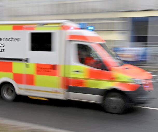 Die Fußgängerin erlitt leichte Verletzungen und wurde vom Rettungsdienst in ein Krankenhaus gefahren.