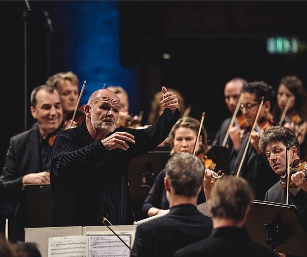 Kräftig applaudiertes Ereignis: François-Xavier Roth hat sein erstes Konzert mit dem SWR Symphonieorchester absolviert.