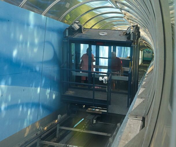 47 Jahre alt ist der Schrägaufzug am Heilbad, der durch eine Röhre geführt wird. Aktuell ist er wieder außer Betrieb.