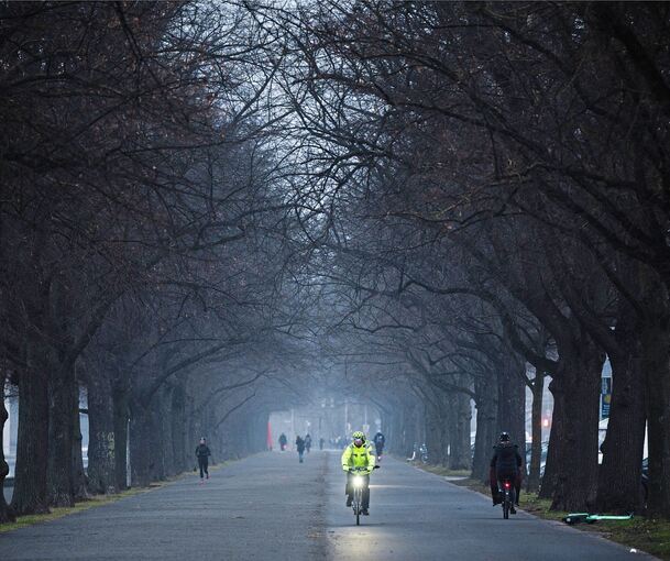 Mit auffälliger Kleidung und einer guten Beleuchtung sieht Radfahrer besser zu sehen.