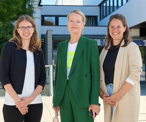 Umweltministerin Thekla Walker (Mitte) zwischen den beiden Geschäftsführerinnen der Energieagentur Kreis Ludwigsburg Kristine Rinderle (links) und Esther Fischer.