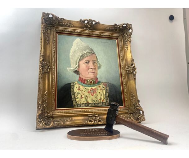 Diverse Antiquitäten warten darauf, mit Hammerschlag ersteigert zu werden. Auch ein Gemälde von Wilhelm Gdanietz.