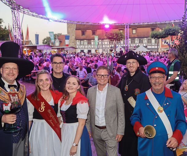 Sie eröffneten das Fest (von links): „Schultes“ Volker Nestrasil, die alte Weinprinzessin Anna-Maria Joos, Felsengartenkellerei-Chef Martin Fischer, die neue Weinprinzessin Klaudia Laksa, Bürgermeister Florian Bargmann, Nachtwächter Oliver Nestrasil