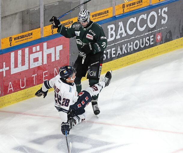 Die Steelers mit Stürmer Bastian Eckl (oben) verkaufen sich teuer gegen die Kassel Huskies.