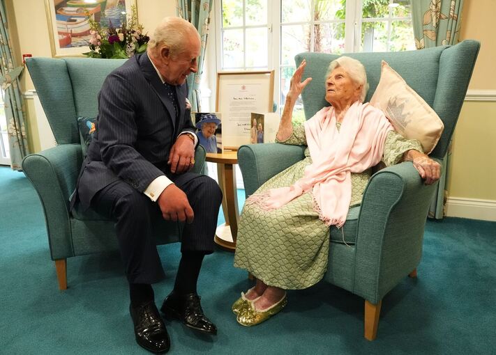 König Charles III.  trifft die die 116-jährige Ethel Caterham