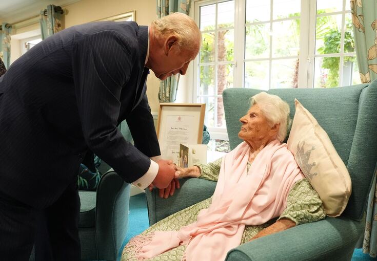 König Charles III.  trifft die die 116-jährige Ethel Caterham