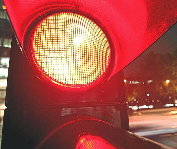 Obwohl die Ampel laut Polizei Rot zeigte, fuhr die Frau in die Kreuzung und stieß dort mit einem anderen Auto zusammen.