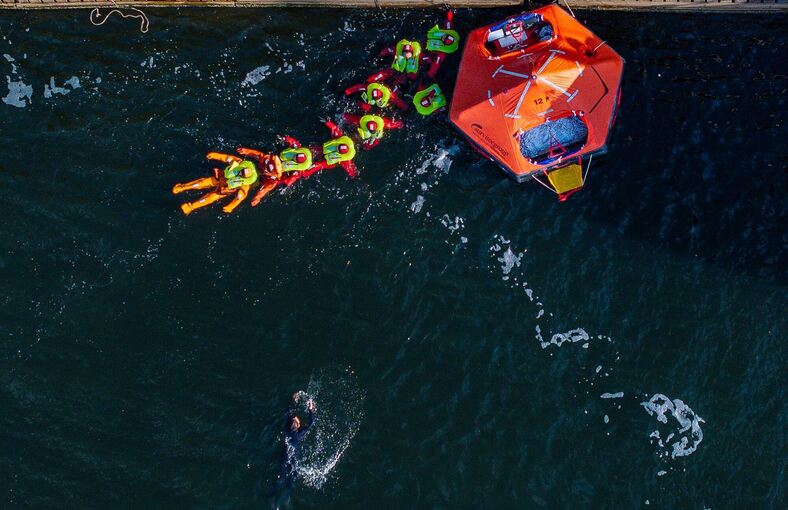 Zukünftige Astronauten beim Wasser-Rettungstraining