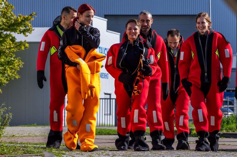 Zukünftige Astronauten beim Wasser-Rettungstraining