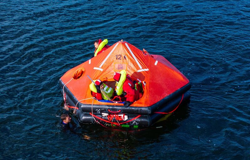 Zukünftige Astronauten beim Wasser-Rettungstraining