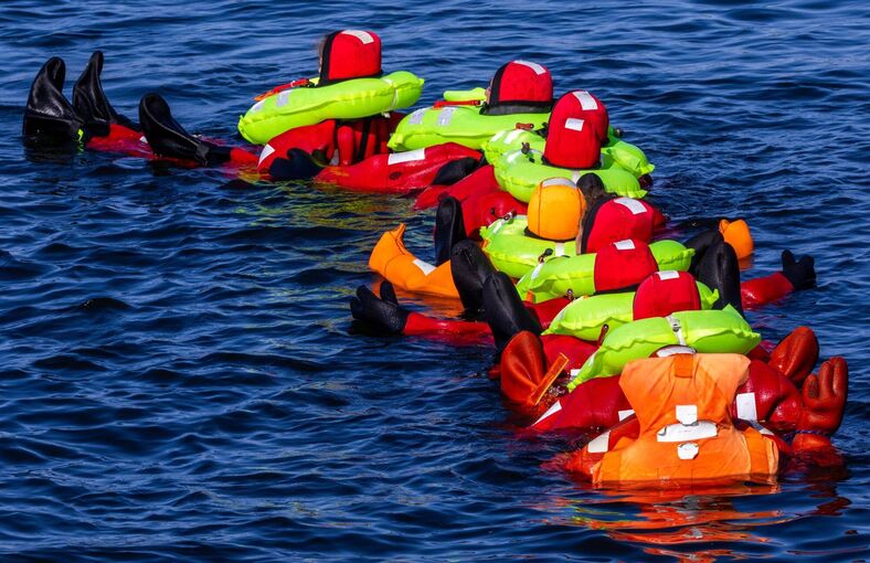 Zukünftige Astronauten beim Wasser-Rettungstraining
