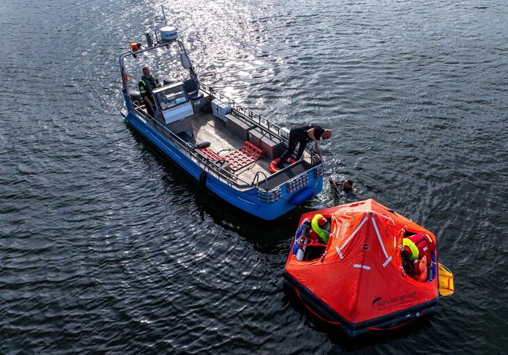 Zukünftige Astronauten beim Wasser-Rettungstraining