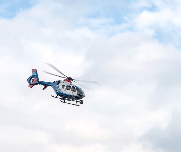 Ein Polizeihubschrauber wie dieser war am Samstagabend im Einsatz.
