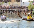 Manch einer schien auch aus Freude in den Fluss zu springen.