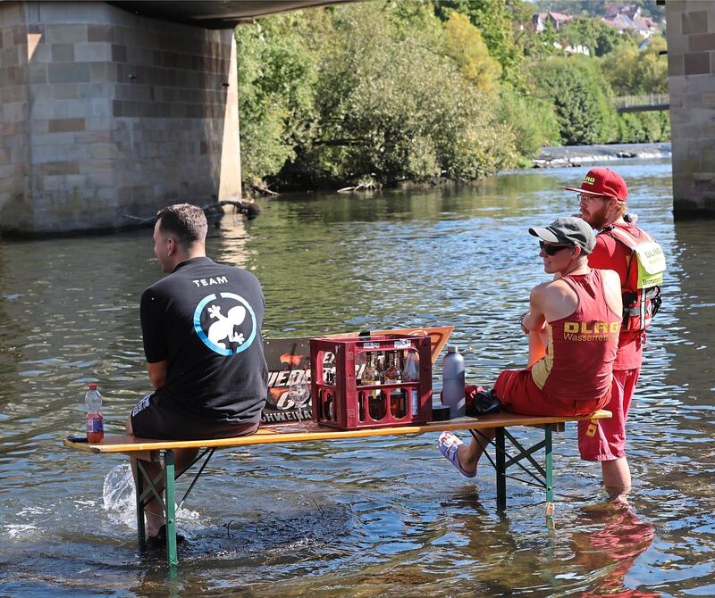 Damit der Spaß ein Spaß bleibt: Die DLRG sorgte für die Sicherheit auf der Enz. Damit der Spaß ein Spaß bleibt: Die DLRG sorgte für die Sicherheit auf der Enz.