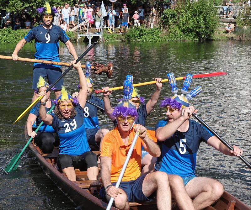 Ein Team bestand aus sechs Paddlern und einem „Stecher“ mit einer gepolsterten Lanze. Ein Team bestand aus sechs Paddlern und einem „Stecher“ mit einer gepolsterten Lanze.