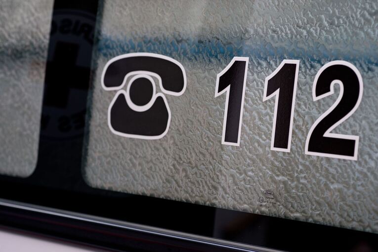 Die Notrufnummer 112 steht auf einem Krankenwagen
