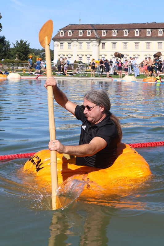 Bei der Kürbisregatta im Blühenden Barock steht der Spaß im Vordergrund.