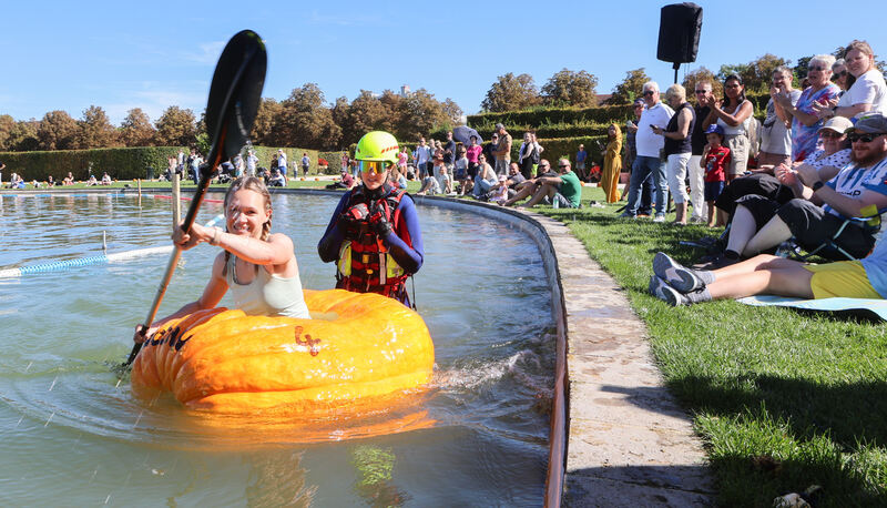 Bei der Kürbisregatta im Blühenden Barock steht der Spaß im Vordergrund.