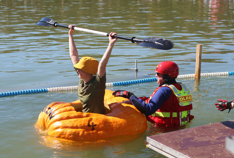 Bei der Kürbisregatta im Blühenden Barock steht der Spaß im Vordergrund.