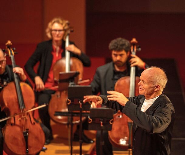 Thomas Zehetmair - noch bis 2029 unter Vertrag - dirigiert das Stuttgarter Kammerorchester.