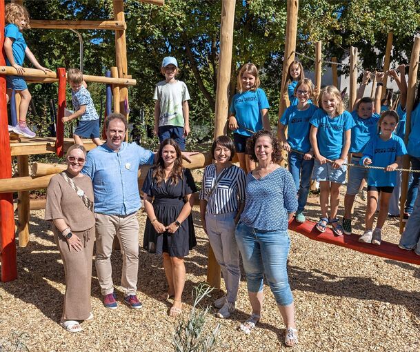 Oberbürgermeister Matthias Knecht mit den Organisatorinnen und kleinen Besuchern des Paul-Scholpp-Kinderfestes.