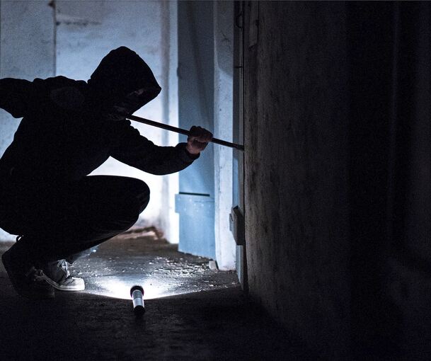 Die Täter hebelten ein Fenster auf.