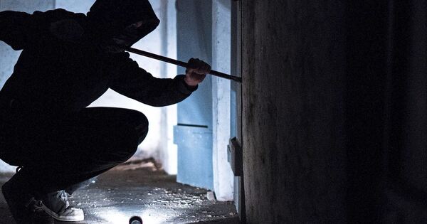 Einbrecher in der Riedstraße in Erdmannhausen unterwegs