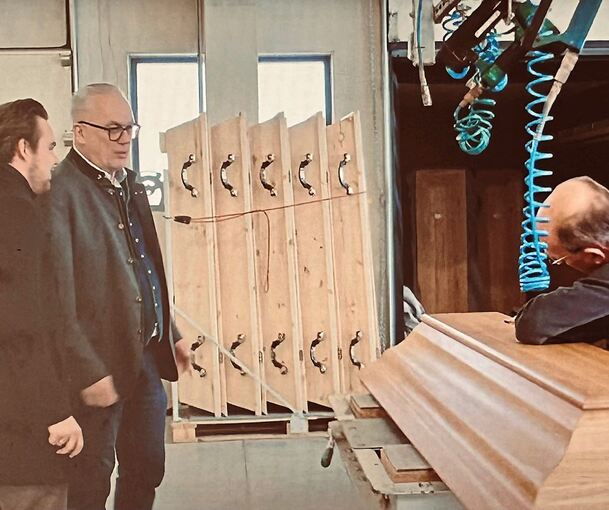 Max Meyle (links) und Hannes Daxecker (Zweiter von links) in dessen Sargfabrikationsunternehmen.