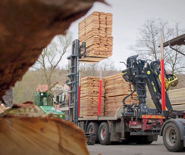 Beim Sägewerk werden die vorgefertigten Bretter für die Sargproduktion verladen.