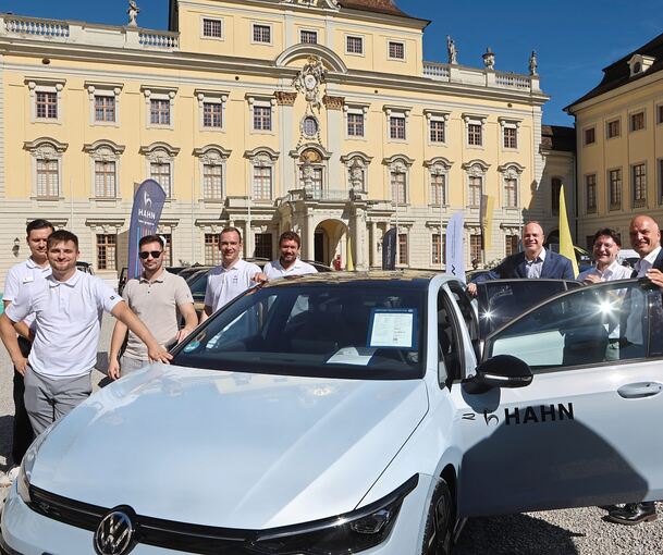 Groß ist das Interesse an einem Besuch der Automesse. Das Foto zeigt Aussteller und Veranstalter.