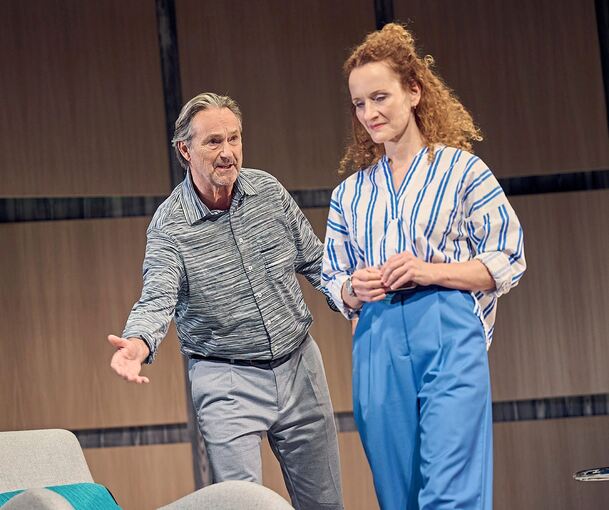 Vater und Tochter auf Konfrontationskurs: Bühnenjubilar Helmut Zierl und Lisa Wildmann im Konversationskammerspiel „Blind“.