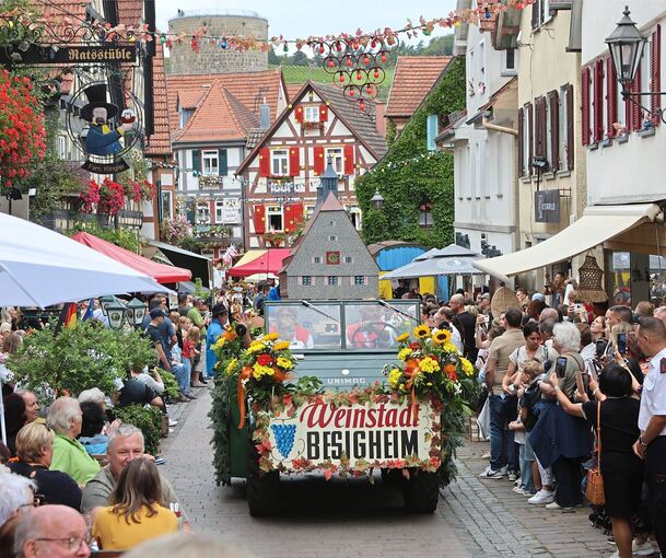 Auf einem Unimog wurde ein Modell des historischen Rathauses präsentiert.
