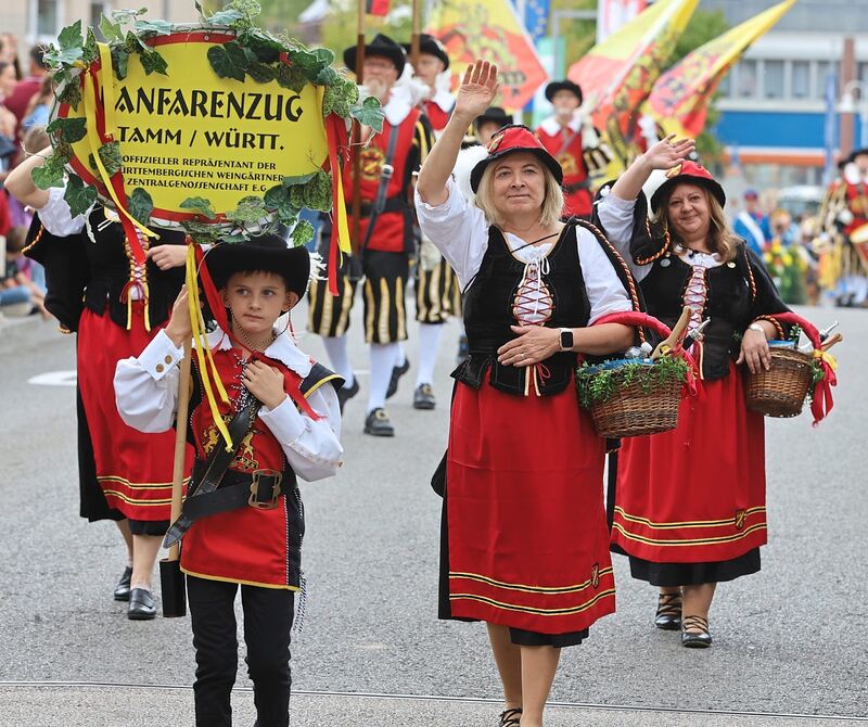 Los geht‘s: Der Fanfarenzug aus Tamm markierte die Spitze des Umzugs. Los geht‘s: Der Fanfarenzug aus Tamm markierte die Spitze des Umzugs.