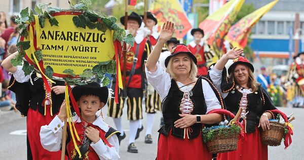 Los geht‘s: Der Fanfarenzug aus Tamm markierte die Spitze des Umzugs. Los geht‘s: Der Fanfarenzug aus Tamm markierte die Spitze des Umzugs.