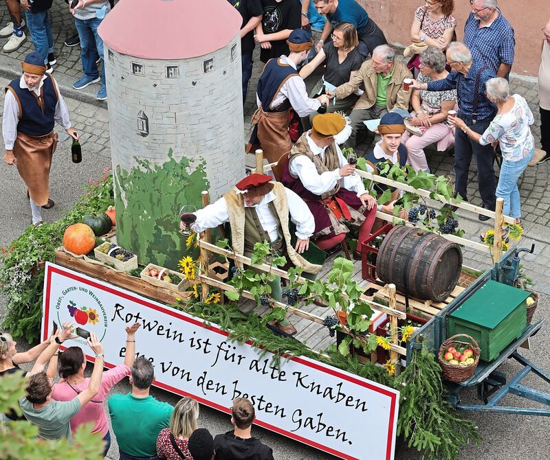 Einige Wagen standen unter einem eigenen Motto - so wie dieses: „Rotwein ist für alte Knaben eine von den besten Gaben.“ Einige Wagen standen unter einem eigenen Motto - so wie dieses: „Rotwein ist für alte Knaben eine von den besten Gaben.“