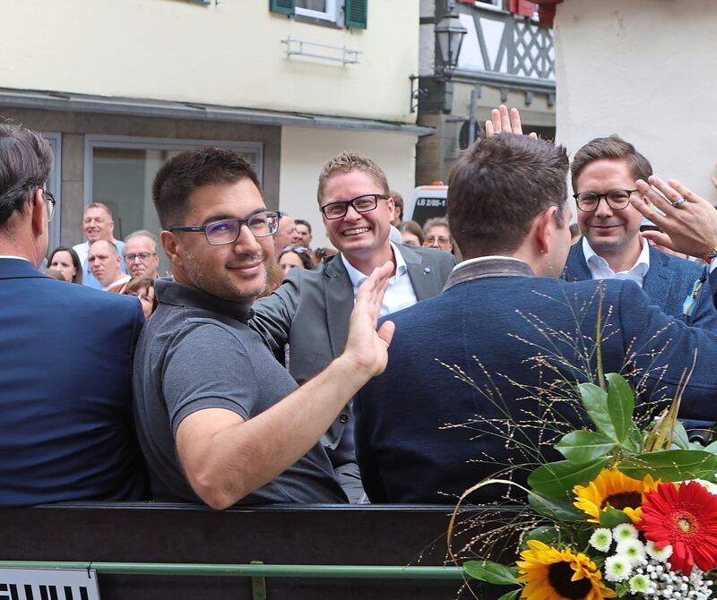Prominent besetzte Kutsche (von links): Felsengartenkellerei-Chef Martin Fischer, Landtagsabgeordneter Tayfun Tok (Grüne), Bürge Prominent besetzte Kutsche (von links): Felsengartenkellerei-Chef Martin Fischer, Landtagsabgeordneter Tayfun Tok (Grüne), Bürgermeister Florian Bargmann, Landtagsabgeordneter Tobias Vogt (CDU) und Bundestagsabgeordneter Fabian Gramling (ebenfalls CD