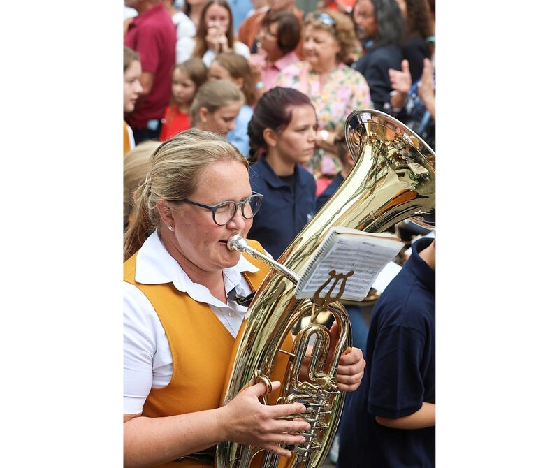 Viele Musikkapellen aus der Gegend verbreiteten auf der ganzen Länge des Umzugs gute Stimmung. Viele Musikkapellen aus der Gegend verbreiteten auf der ganzen Länge des Umzugs gute Stimmung.