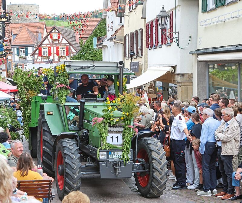 Ein Genuss war dieser Umzug auch für Freunde aktueller und historischer Zugmaschinen. Hier der Wagen des Liederkranzes Ottmarshe Ein Genuss war dieser Umzug auch für Freunde aktueller und historischer Zugmaschinen. Hier der Wagen des Liederkranzes Ottmarsheim.