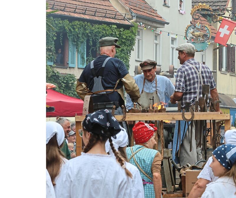 Historische Handwerksszenen, teils mit funktionierenden Geräten, waren auf Wagen aus Ottmarsheim zu sehen. Historische Handwerksszenen, teils mit funktionierenden Geräten, waren auf Wagen aus Ottmarsheim zu sehen.