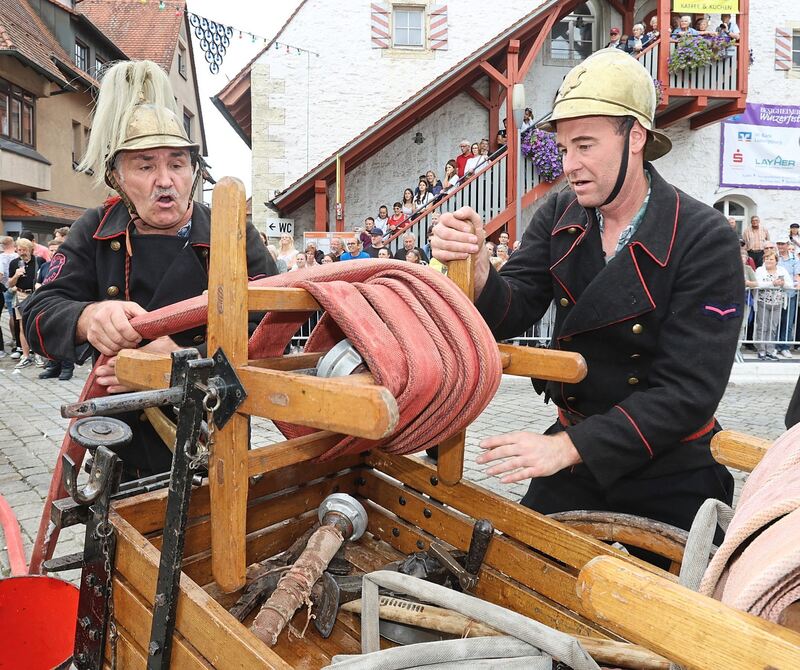 Auch historische Feuerwehrgeräte waren zu bestaunen. Auch historische Feuerwehrgeräte waren zu bestaunen.