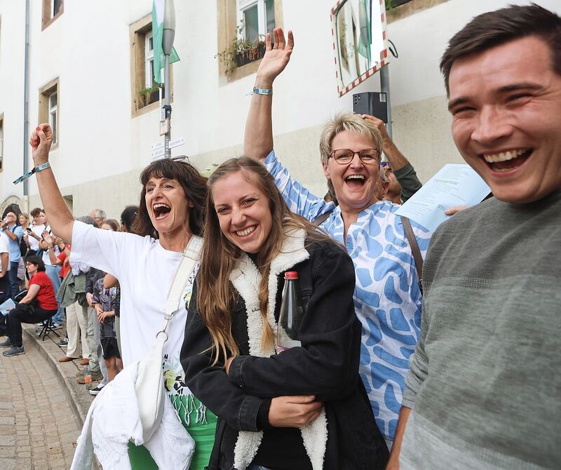 Diese Zuschauer in der Hauptstraße waren offenbar begeistert. Diese Zuschauer in der Hauptstraße waren offenbar begeistert.